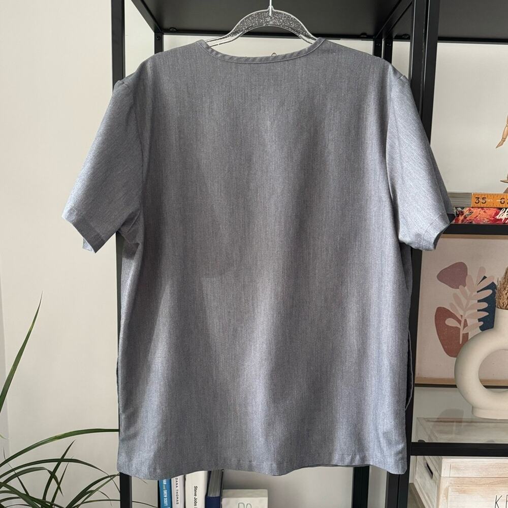 Figs Men’s Chisec Graphite Grey Three-Pocket V-Neck Short Sleeve Scrub Top Large - Picture 3 of 8